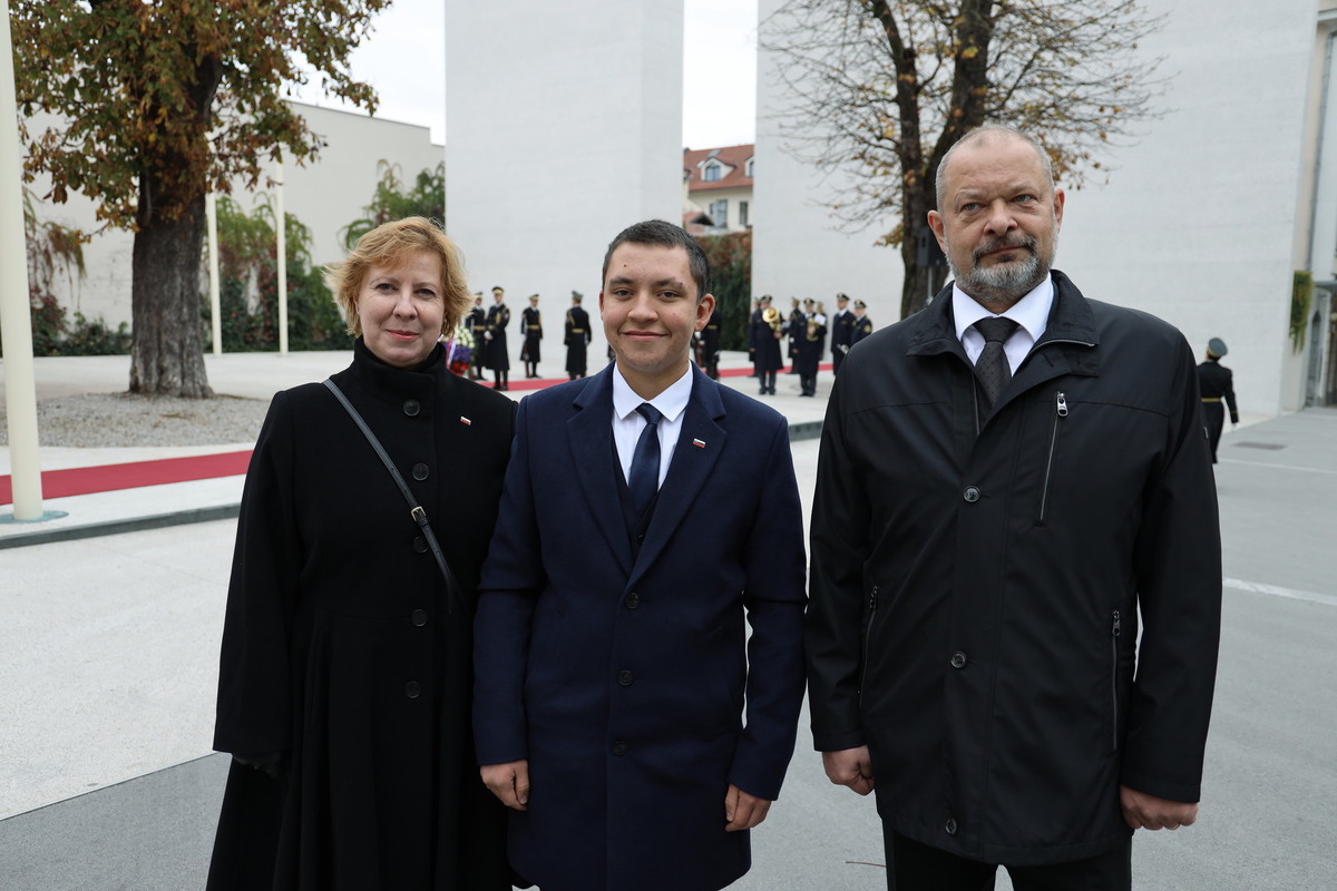 Iz leve proti desni: Zofija Hafner, vodja kabineta predsednika DS in Alojz Kovšca, predsednik DS RS s sinom<br>(Avtor: Milan Skledar)
