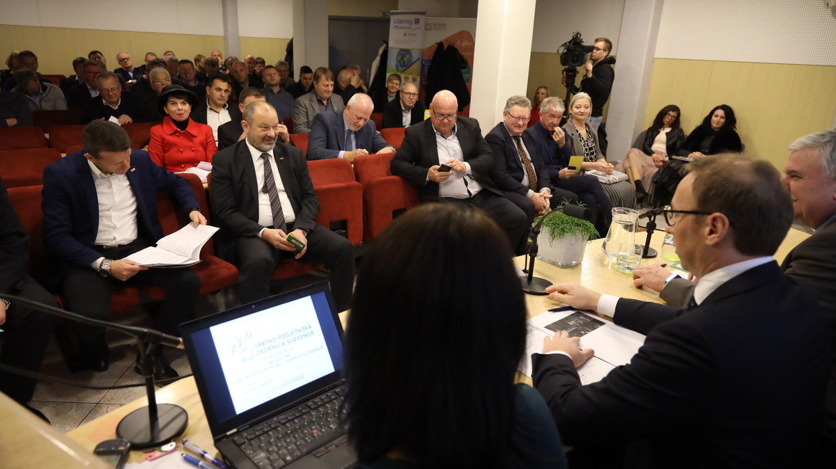 Udeleženci na 3. redni skupščini Obrtno-podjetniške zbornice Slovenije<br>(Avtor: Milan Skledar)