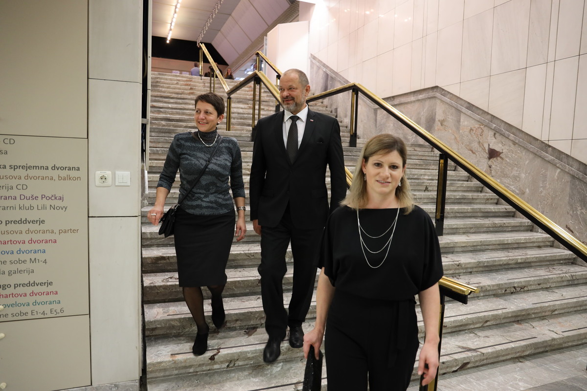 Prihod Alojza Kovšce, predsednika DS RS in njegove soproge, Stanke Kovšca<br>(Avtor: Milan Skledar)