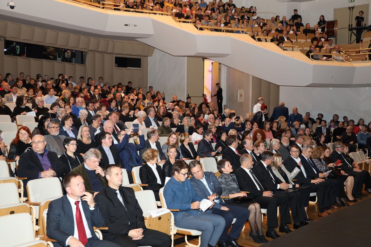 Obiskovalci na slovesnosti<br>(Avtor: Milan Skledar)