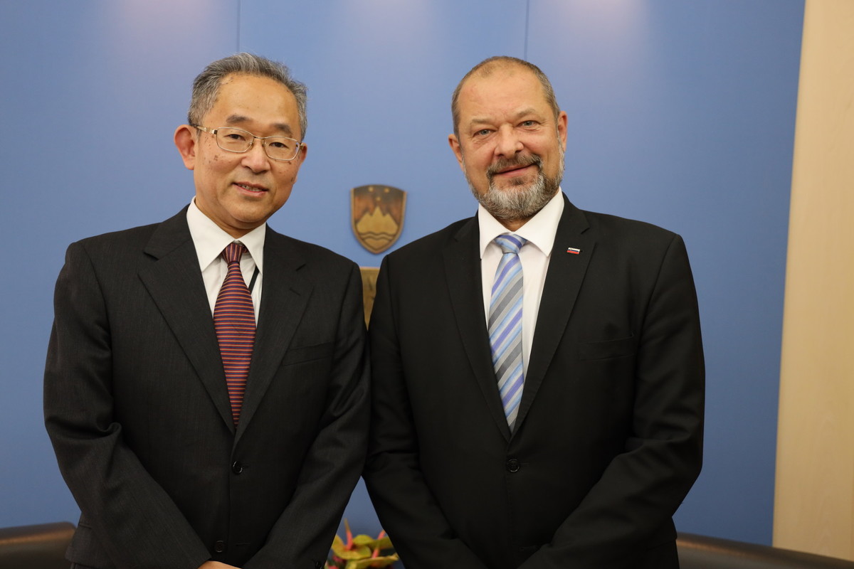 Nj. eksc. gospoda Masaharuja Yoshida in Alojz Kovšca, predsednik Državnega sveta RS<br>(Avtor: Milan Skledar)