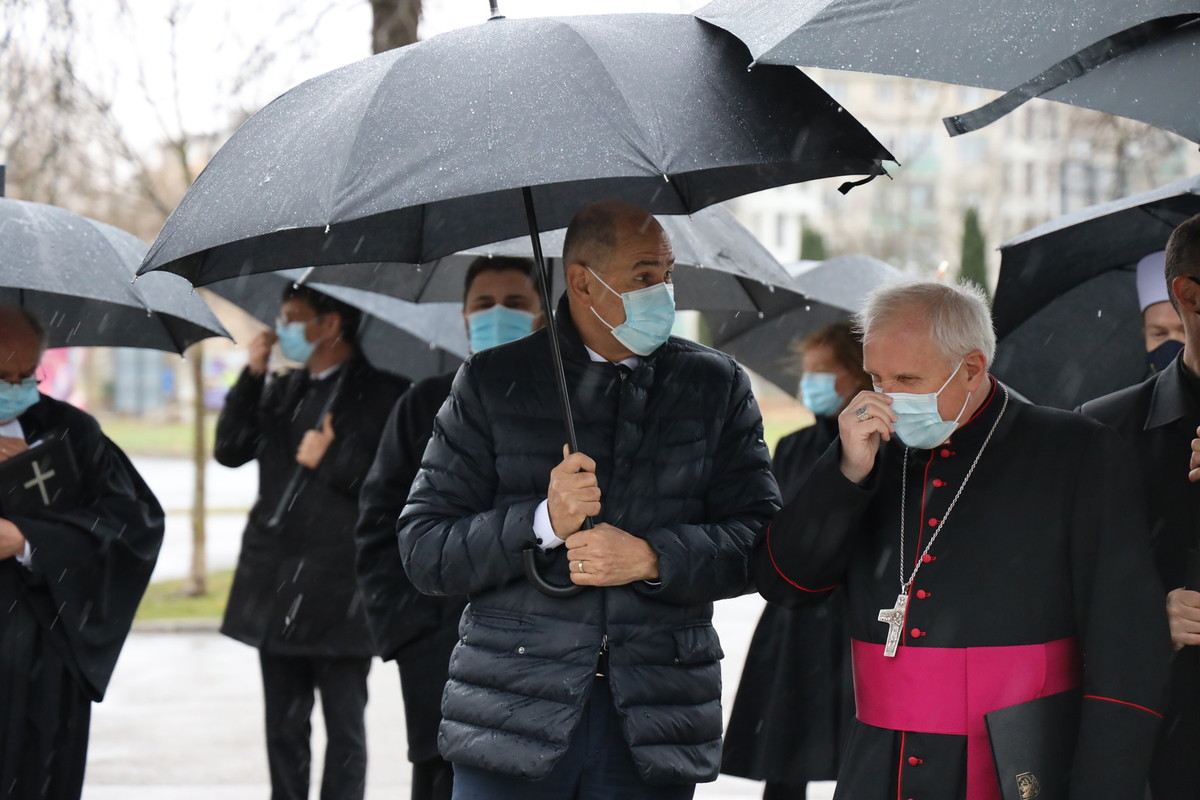 Janez Janša, predsednik vlade RS in Stanislav Zore, ljubljanski nadškof metropolit, msgr. na žalni slovesnosti v spomin preminulim v času epidemije Covid-19 na ljubljanskih Žalah<br>(Avtor: Milan Skledar)