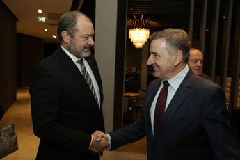 Alojz Kovšca, predsednik DS in Branko Meh, predsednik OZS na delovnem srečanju DS in OZS, 2018 v Postojni<br>(Avtor: Milan Skledar)