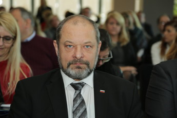 Alojz Kovšca, predsednik DS na delovnem srečanju DS in OZS, 2018 v Postojni<br>(Avtor: Milan Skledar)