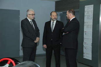 Mitja Gorenšček, državni svetnik, Alojz Kovšca, predsednik Državnega sveta in Boštjan Gorjup, predsednik Gospodarske zbornice Slovenije na ogledu razstave dosežkov slovenske avtomobilske industrije in mobilnosti.<br>(Avtor: Milan Skledar)