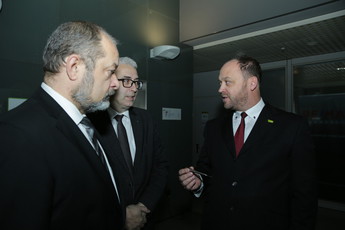 Mitja Gorenšček, državni svetnik, Alojz Kovšca, predsednik Državnega sveta in Boštjan Gorjup, predsednik Gospodarske zbornice Slovenije na ogledu razstave dosežkov slovenske avtomobilske industrije in mobilnosti.<br>(Avtor: Milan Skledar)