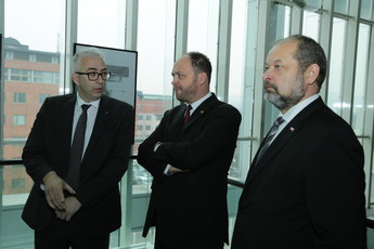 Mitja Gorenšček, državni svetnik, Boštjan Gorjup, predsednik Gospodarske zbornice Slovenije in  Alojz Kovšca, predsednik Državnega sveta na ogledu razstave dosežkov slovenske avtomobilske industrije in mobilnosti.<br>(Avtor: Milan Skledar)