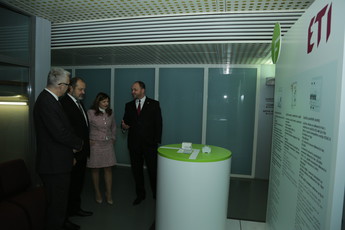 Ogled razstave dosežkov slovenske avtomobilske industrije in mobilnosti, 2018<br>(Avtor: Milan Skledar)