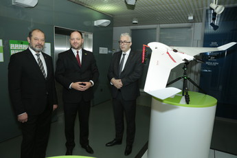 Alojz Kovšca, predsednik Državnega sveta, Boštjan Gorjup, predsednik Gospodarske zbornice Slovenije Mitja Gorenšček, državni svetnik na ogledu razstave dosežkov slovenske avtomobilske industrije in mobilnosti.<br>(Avtor: Milan Skledar)