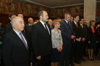 Alojz Kovšca, predsednik Državnega sveta, dr. Aleksandra Pivec, ministrica MKGP, mag. Dejan Židan, predsednik DZ, Boštjan Noč, predsednik ČZS na prvi obletnici razglasitve svetovnega dneva čebel v preddverju Velike dvorane DZ., 2018<br>(Avtor: Milan Skledar)