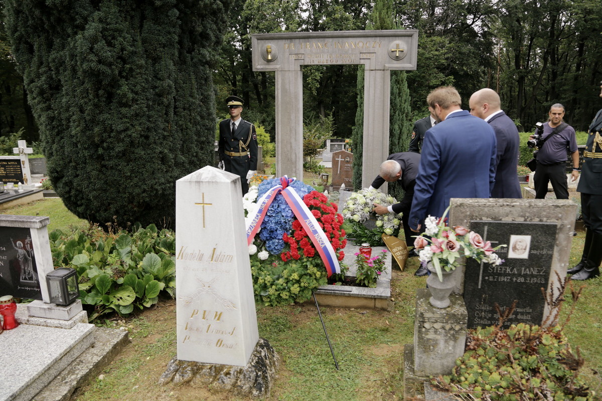 Alojz Glavač, župan občine Moravske Toplice položil venec Francu Ivanocyju v Kančevcih<br>(Avtor: Milan Skledar)