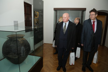 Delegacija Državnega sveta na ogledu muzeja v Novem mestu. <br>(Avtor: Milan Skledar)