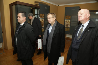 Državni svetniki: Bojan Kekec, mag. Miroslav Ribič in Tone Hrovat na ogledu muzeja v Novem mestu.<br>(Avtor: Milan Skledar)