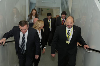 Delegacija Državnega sveta v tovarni Krka d. d. v Novem mestu<br>(Avtor: Milan Skledar)