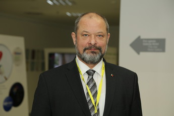 Alojz Kovšca, predsednik Državnega sveta RS v tovarni Krka d. d. v Novem mestu.<br>(Avtor: Milan Skledar)
