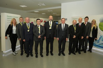 Delegacija Državnega sveta v tovarni Krka d. d. v Novem mestu<br>(Avtor: Milan Skledar)