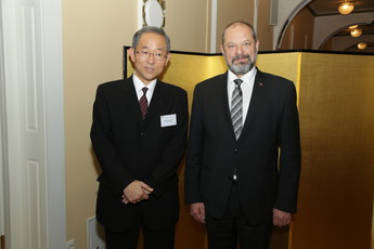Nj. eksc., gospod Masaharu Yoshida, veleposlanik Japonske v Republiki Sloveniji in Alojz Kovšca, predsednik Državnega sveta RS na sprejemu v hotelu Union v počastitev rojstnega dne kralja Japonske<br>(Avtor: Milan Skledar)