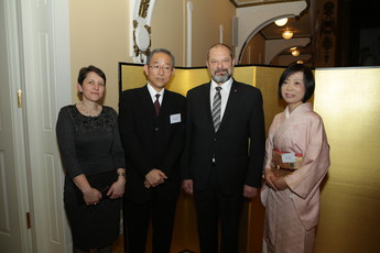 Nj. eksc., gospod Masaharu Yoshida, veleposlanik Japonske v Republiki Sloveniji in Alojz Kovšca, predsednik Državnega sveta RS s soprogama na sprejemu v hotelu Union v počastitev rojstnega dne kralja Japonske<br>(Avtor: Milan Skledar)