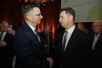 Marjan Šarec, predsednik vlade RS in Dejan Crnek, državni svetnik na prireditvi ob dnevu Zveze društev upokojencev Slovenije<br>(Avtor: Milan Skledar)