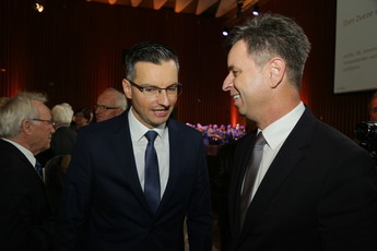 Marjan Šarec, predsednik vlade RS in Dejan Crnek, državni svetnik na prireditvi ob dnevu Zveze društev upokojencev Slovenije<br>(Avtor: Milan Skledar)