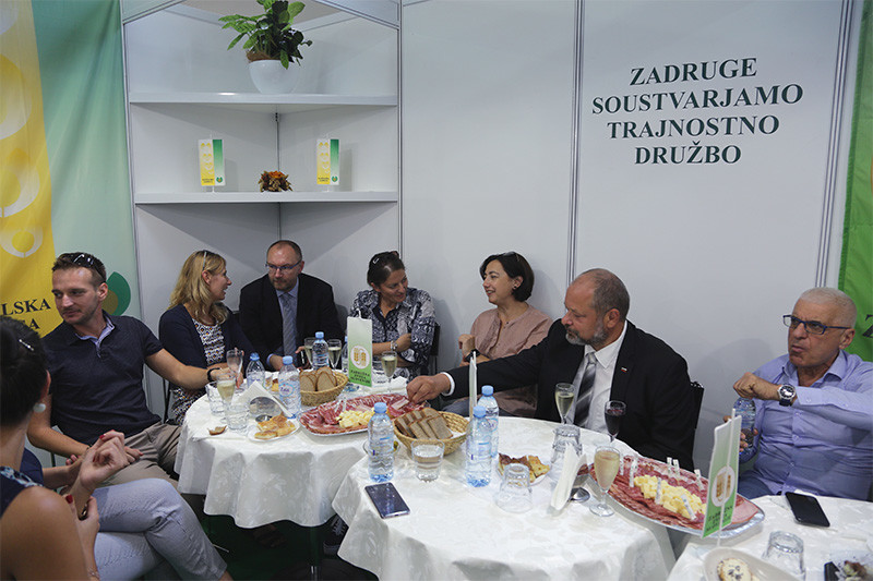 Na razstavnem prostoru Zadružne zveze Slovenije na sejmu AGRA 2019 je bilo zmeraj zelo živahno ob polnih mizah najrazličnejših kmečkih dobrot<br>(Avtor: Milan Skledar)