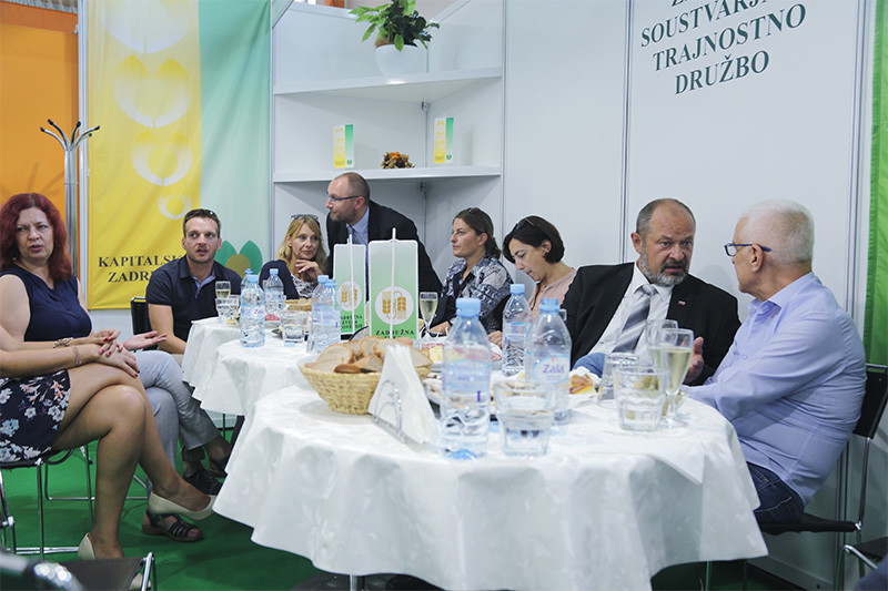 Na razstavnem prostoru Zadružne zveze Slovenije na sejmu AGRA 2019 je bilo zmeraj zelo živahno ob polnih mizah najrazličnejših kmečkih dobrot<br>(Avtor: Milan Skledar)