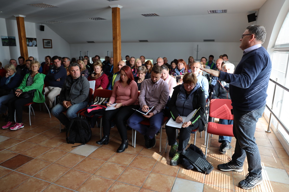 Polna predavalnica na predavanju dr. Petera Dolničarja<br>(Avtor: Milan Skledar)