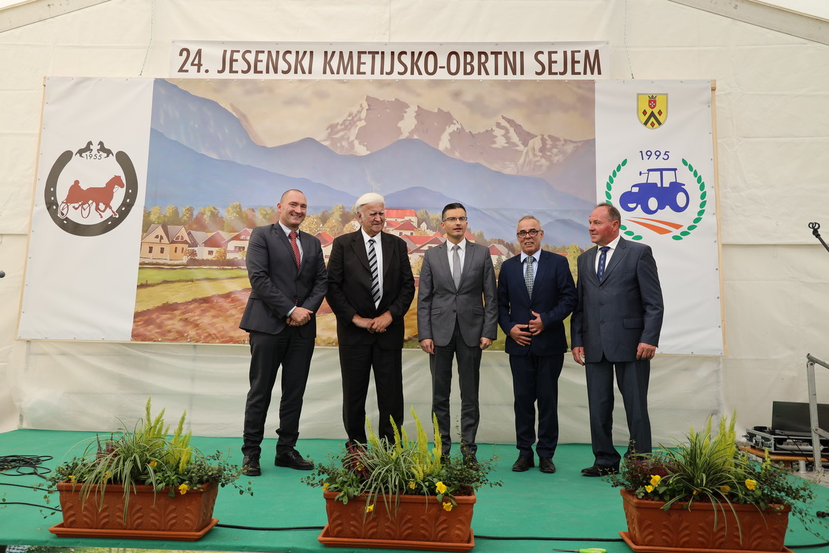 Od leve proti desni; Dr. Jože Podgoršek, državni sekretar, Alojz Lah, predsednik KK Komenda, Marjan Šarec, predsednik vlade RS, Stanislav Poglajen, župan občine Komenda in Stane Štebe, predsednik odbora za sejme<br>(Avtor: Milan Skledar)