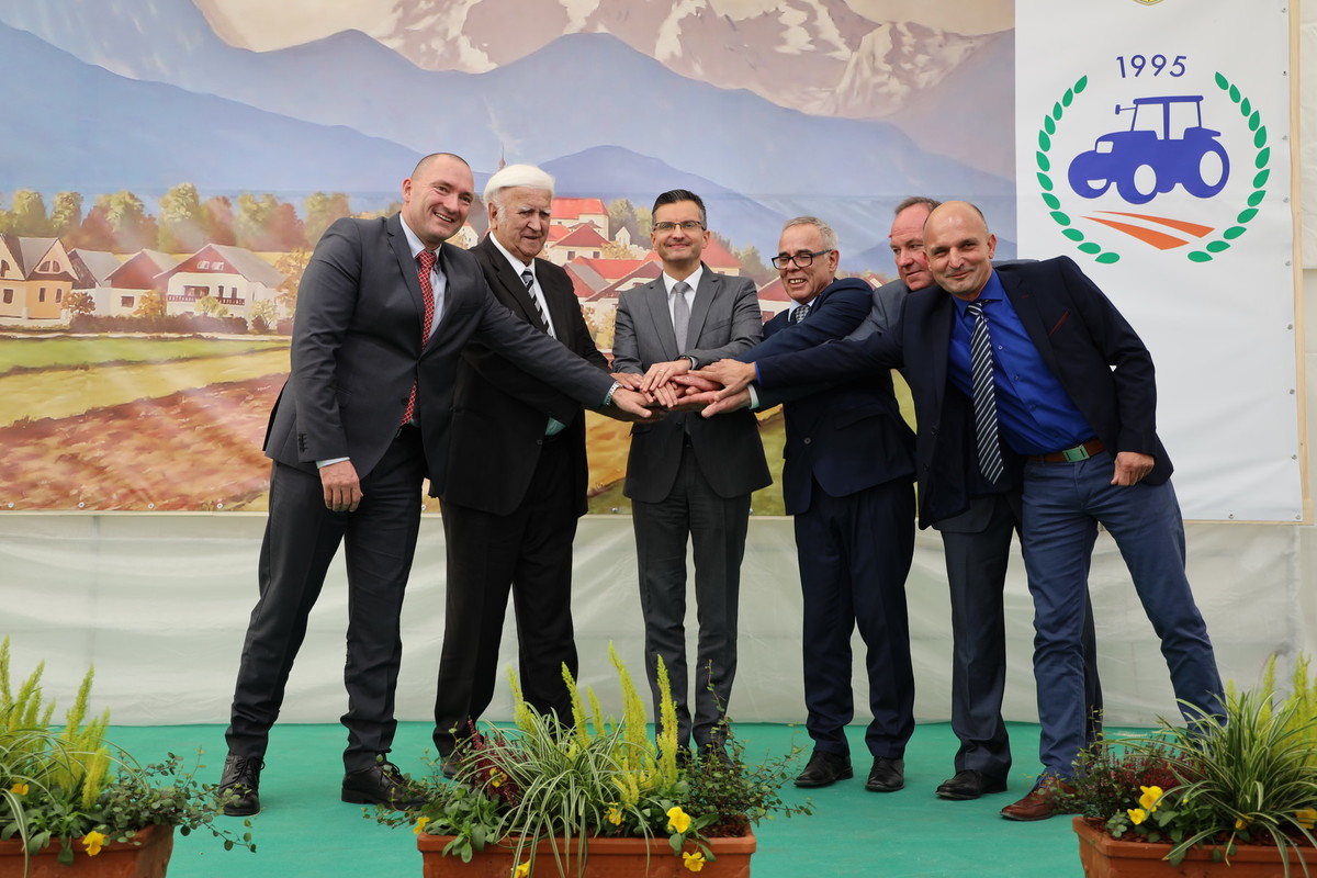 Od leve proti desni; Dr. Jože Podgoršek, državni sekretar, Alojz Lah, predsednik KK Komenda, Marjan Šarec, predsednik vlade RS, Stanislav Poglajen, župan občine Komenda in Stane Štebe, predsednik odbora za sejme<br>(Avtor: Milan Skledar)