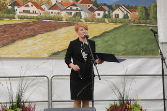Dr. Aleksandra Pivec, ministrica za kmetijstvo, gozdarstvo in prehrano na 23. jesenko kmetisjko-obrtnem sejmu Komenda<br>(Avtor: Milan Skledar)