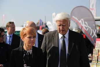 Dr. Aleksandra Pivec in Alojz Lah na 23. jesenko kmetisjko-obrtnem sejmu Komenda<br>(Avtor: Milan Skledar)