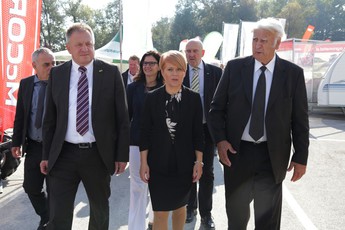 Zdravko Počivalšek, minister za gospodarski razvoj in tehnologijo, dr. Aleksandra Pivec, ministrica za kmetijstvo, gozdarsko in prehrano in Alojz Lah, predsednik konjeniškega društva Komenda na 23. jesenskem kmetijsko-obrtnem sejmu Komenda<br>(Avtor: Milan Skledar)