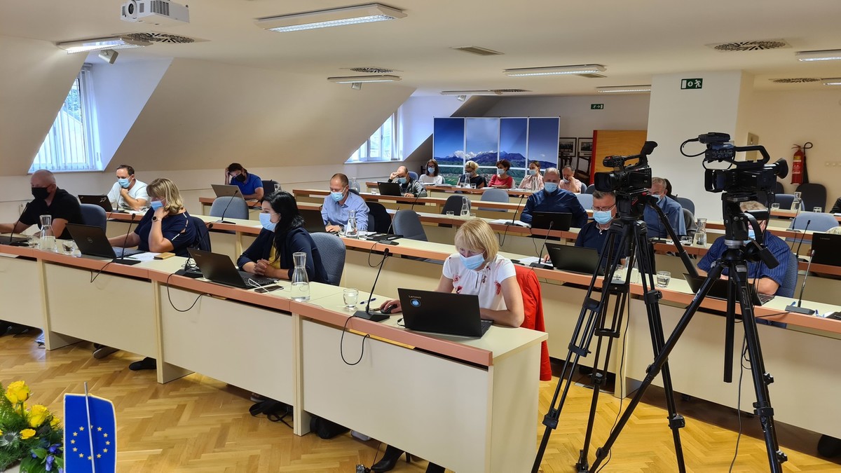 Občinske svetnice in svetniki na 12. redni seji Občinskega sveta Občine Cerklje na Gorenjskem<br>(Avtor: Milan Skledar)