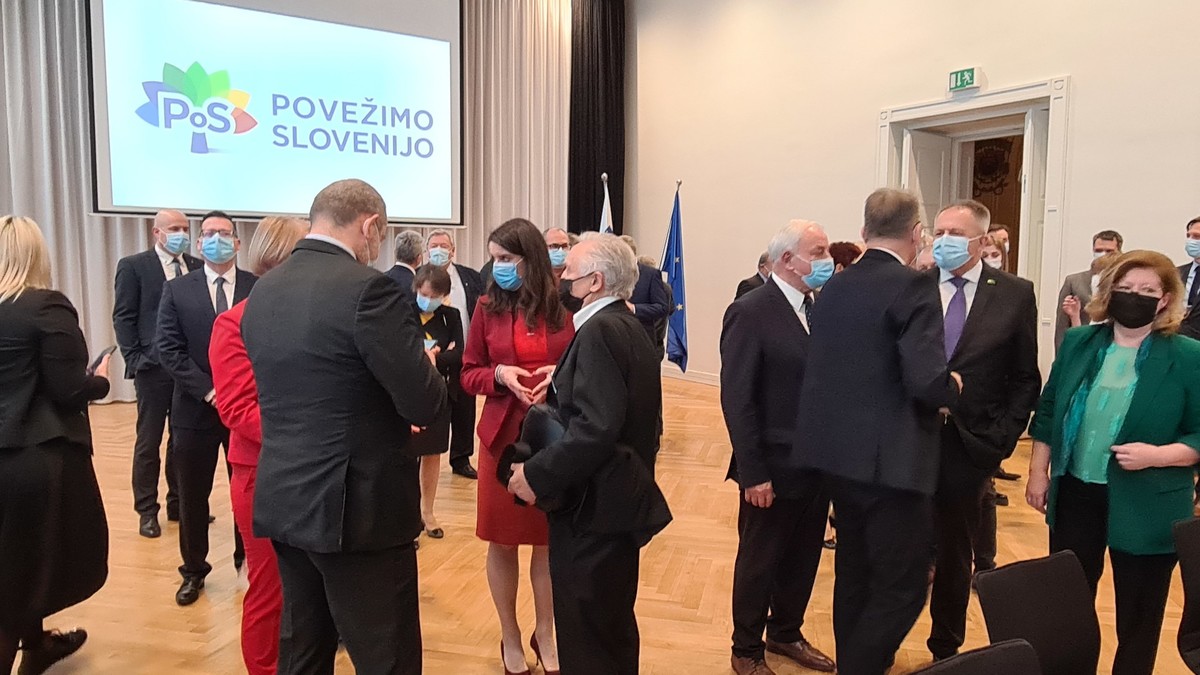 Podpis sporazuma o skupnem nastopu strank SLS, Konkretno, Zeleni Slovenije, NLS in Novi socialdemokrati na letošnjih volitvah poslancev v Državni zbor RS<br>(Avtor: Milan Skledar)