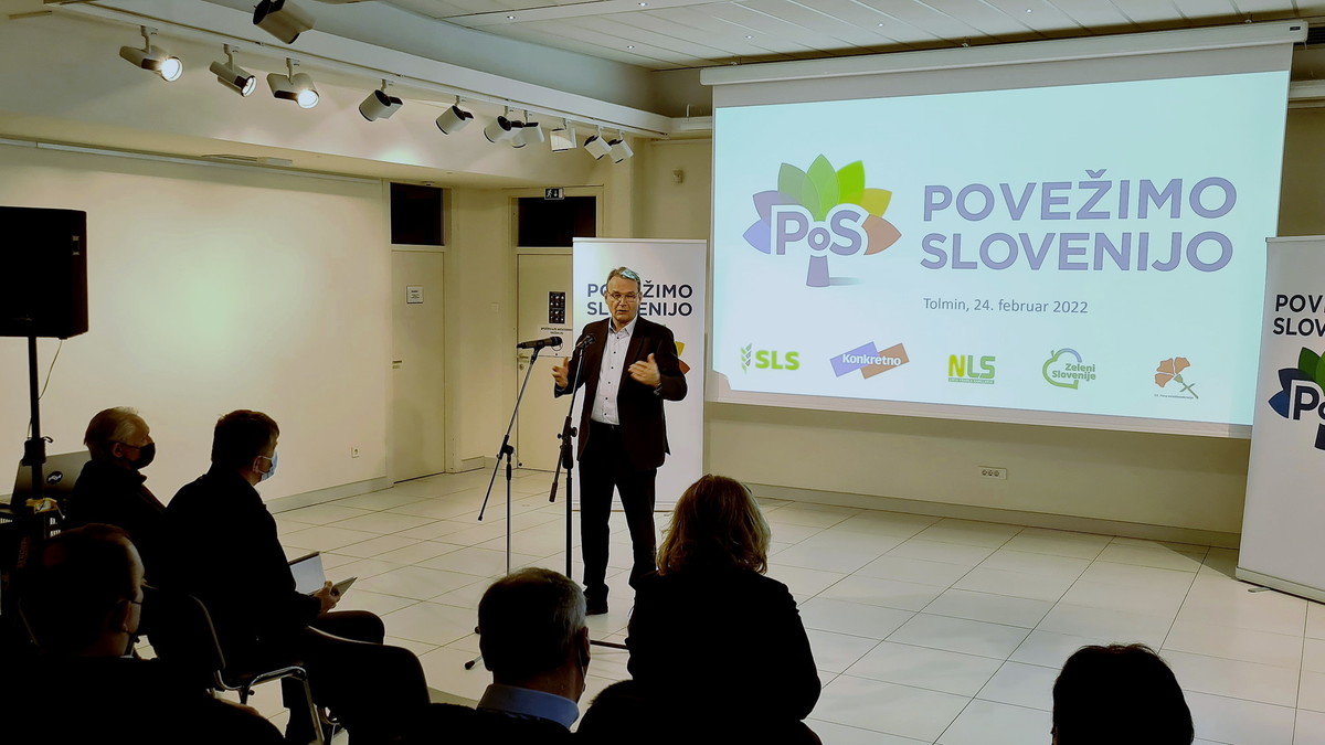 Marjan Podobnik, vodja volilnega štaba Povežimo Slovenijo (PoS). Srečanje gibanja Povežimo Slovenijo, ki je nastalo s ciljem povezovanja različnosti in najboljšega, je 25. februarja 2022, potekalo v knjižnici Cirila Kosmača v Tolminu<br>(Avtor: Milan Skledar)