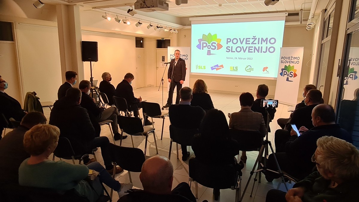 Srečanje gibanja Povežimo Slovenijo, ki je nastalo s ciljem povezovanja različnosti in najboljšega, je 25. februarja 2022, potekalo v knjižnici Cirila Kosmača v Tolminu<br>(Avtor: Milan Skledar)