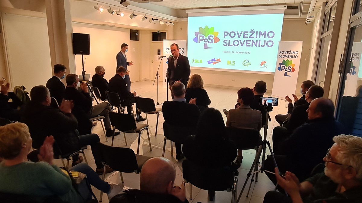 Srečanje gibanja Povežimo Slovenijo, ki je nastalo s ciljem povezovanja različnosti in najboljšega, je 25. februarja 2022, potekalo v knjižnici Cirila Kosmača v Tolminu<br>(Avtor: Milan Skledar)