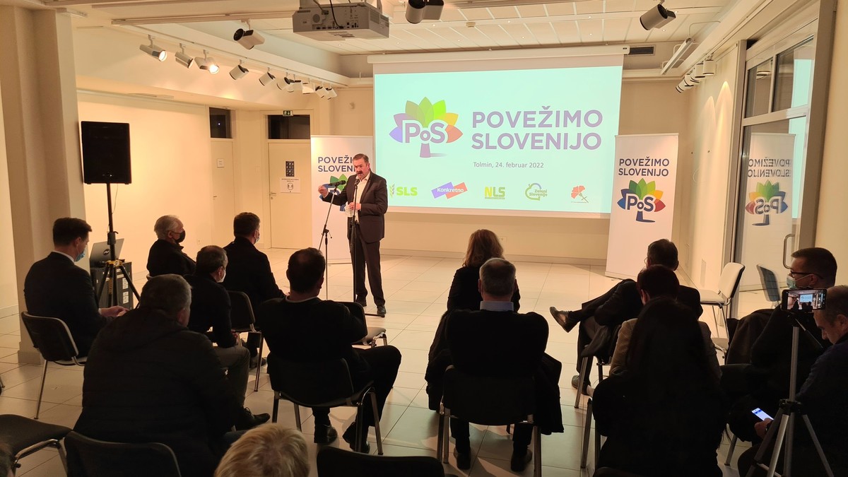 Srečanje gibanja Povežimo Slovenijo, ki je nastalo s ciljem povezovanja različnosti in najboljšega, je 25. februarja 2022, potekalo v knjižnici Cirila Kosmača v Tolminu<br>(Avtor: Milan Skledar)