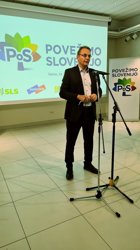 Marjan Podobnik, vodja volilnega štaba PoS. Srečanje gibanja Povežimo Slovenijo, ki je nastalo s ciljem povezovanja različnosti in najboljšega, je 25. februarja 2022, potekalo v knjižnici Cirila Kosmača v Tolminu<br>(Avtor: Milan Skledar)