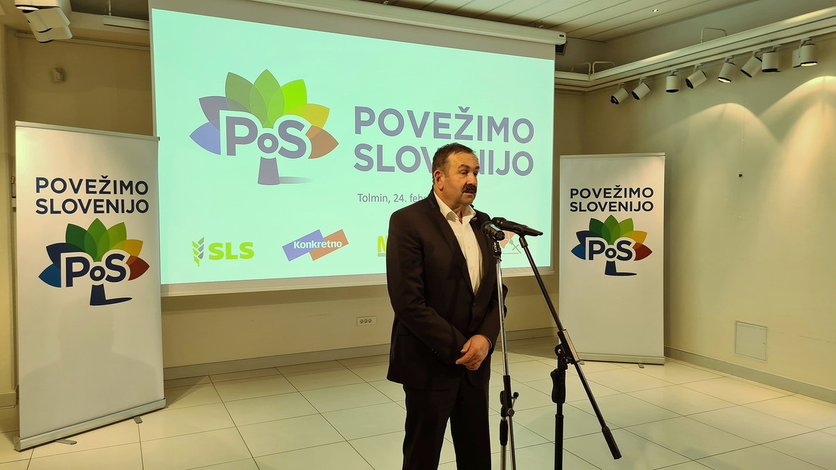 Zvonko Lah, podpredsednik Zelenih Slovenije. Srečanje gibanja Povežimo Slovenijo, ki je nastalo s ciljem povezovanja različnosti in najboljšega, je 25. februarja 2022, potekalo v knjižnici Cirila Kosmača v Tolminu<br>(Avtor: Milan Skledar)