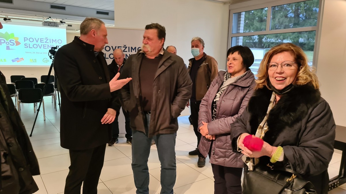 Srečanje gibanja Povežimo Slovenijo, ki je nastalo s ciljem povezovanja različnosti in najboljšega, je 25. februarja 2022, potekalo v knjižnici Cirila Kosmača v Tolminu<br>(Avtor: Milan Skledar)