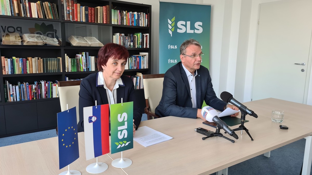 Novinarska konferenca SLS, na kateri sta bila pšredsednik volilnbega štaba Giibanja Povežimo Slovenijo in predsednik SLS Marjan Podobnik in predsednica glavnega odbora SLS Darija Jamnikežimo Slovenijo je bil Alojz<br>(Avtor: Milan Skledar)