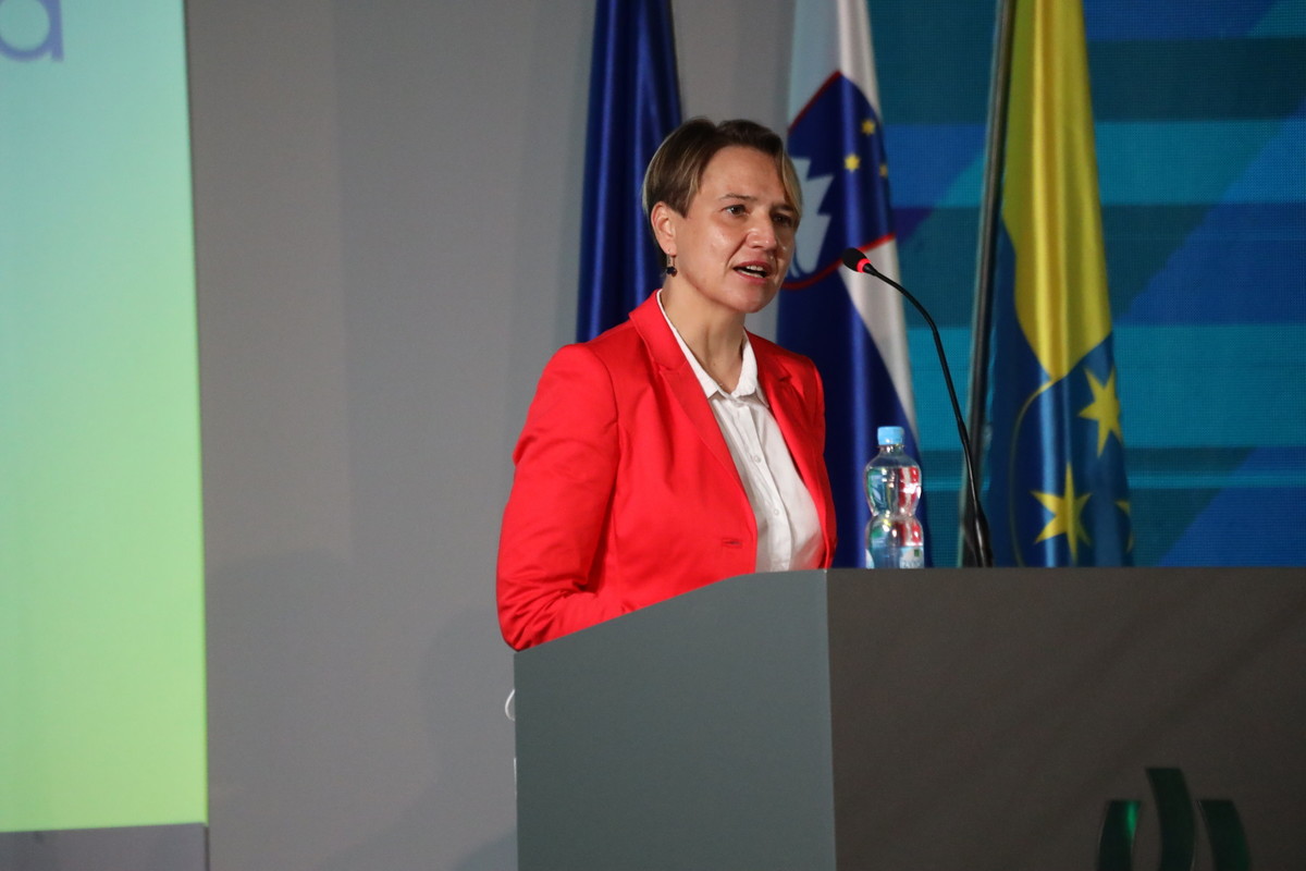 Dr. Tina Bregant (Povežimo Slovenijo). Praznovanje 130-letnice SLS, programski kongres in predvolilno srečanje Povežimo Slovenijo<br>(Avtor: Milan Skledar)