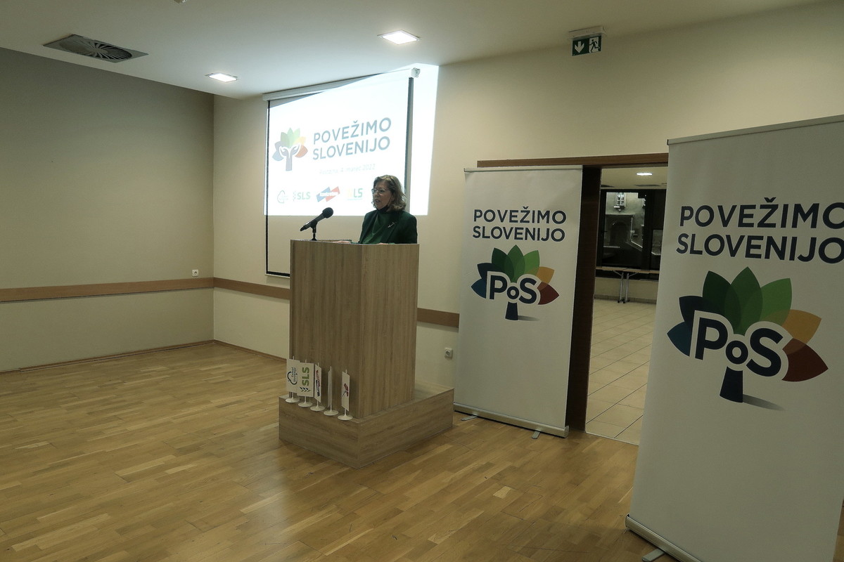 Dr. Nada Pavšer, koordinatorka gibanja Povežimo Slovenijo. PoS Povežimo Slovenijo - srečanje v Postojni, 4. marec 2022<br>(Avtor: Milan Skledar)