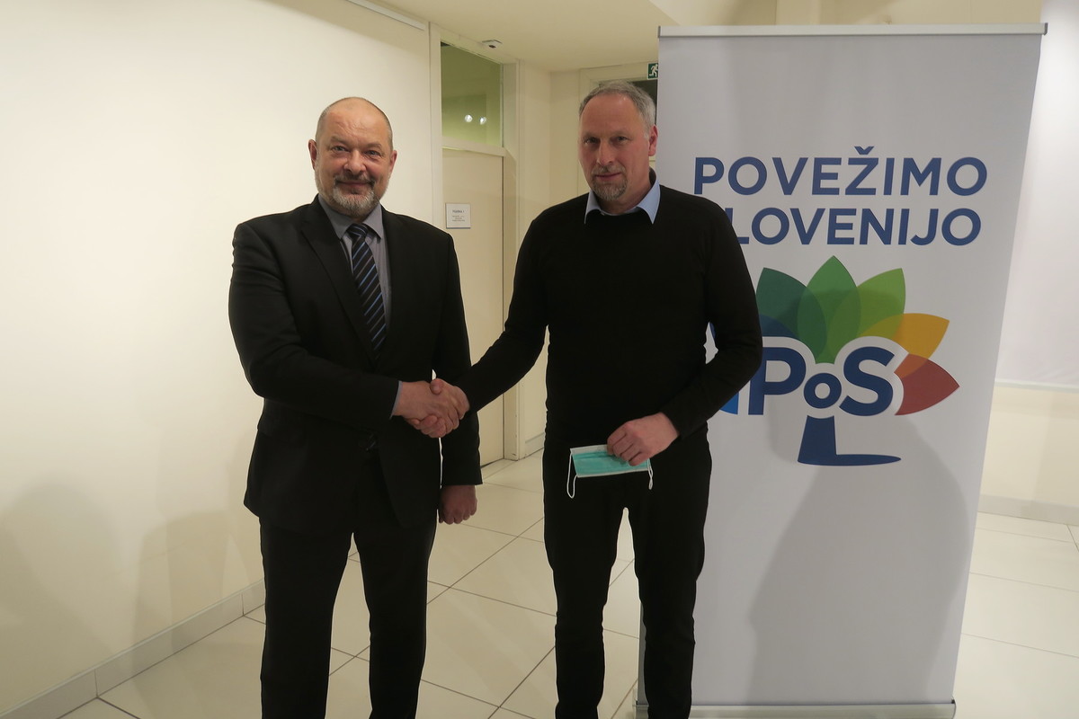 Alojz Kovšca, predsednik Državnega sveta RS in podpredsednik stranke Konkretno in Marko Matajurc, župan občine Kobarid. Srečanje gibanja Povežimo Slovenijo, ki je nastalo s ciljem povezovanja različnosti in najboljšega, je 25. februarja 2022, potekalo v knjižnici Cirila Kosmača v Tolminu<br>(Avtor: Milan Skledar)