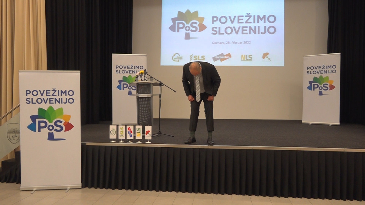 Z zelenimi (lovskimi) nogavicami podpredsednik stranke Konkretno in predsednik Državnega sveta RS Alojz Kovšca dokazuje, da podpira tudi zeleno usmerjene. Prihaja čas tistih, ki povezujejo. Srečanje gibanja Povežimo Slovenijo, ki gradi na povezovanju, dialogu in sodelovanju, je v ponedeljek, 28. februarja 2022, potekalo v Dornavi, ki leži na Ptujskem polju.m polju.<br>(Avtor: Milan Skledar)