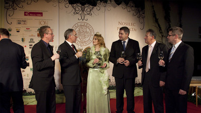 Špela Štokelj, slovenska vinska kraljica v družbi kmetijskega ministra, mag. Dejana Židana, Janeza Erjavca in drugih<br>(Avtor: Milan Skledar, Strokovna S-TV)