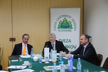 Hubert de Schorlemer, predsednik Konfederacije evropskih lastnikov gozdov, Rajko Štefančič, predsednik združenja lastnikov gozdov Slovenije in Zdenko Bogovič, predsednik Hrvaške zveze lastnikov gozdov<br>(Avtor: Milan Skledar)