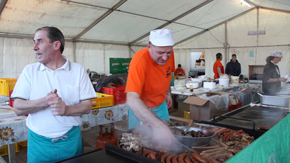 Najbolj vroče na sejmu v Komendi je kuharjem (Foto: M. Skledar) <br>(Avtor: Milan Skledar)