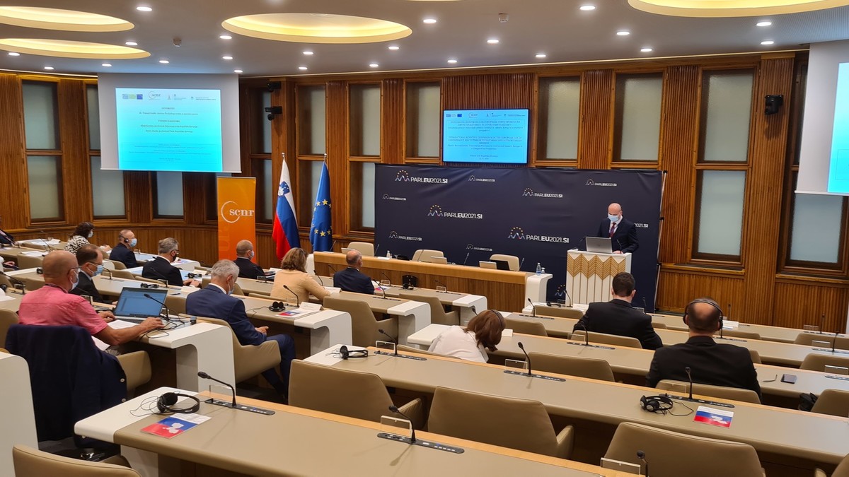 Mednarodna konferenca - Navidezna sprava: Tranzicijski procesi v srednji in vzhodni Evropi v primerjalni perspektivi<br>(Avtor: Milan Skledar)
